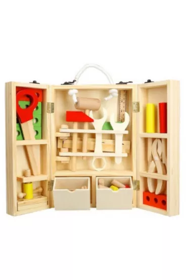 Narzędzia drewniane w skrzynce. Warsztat