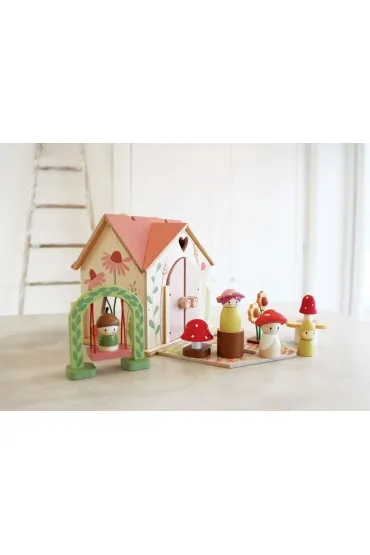 Przenośny, leśny domek z wyposażeniem i laleczkami